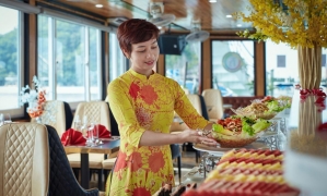COZY BAY PREMIUM CRUISE — LUXURY DAY TRIP