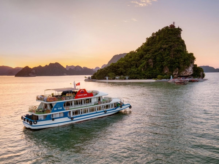 COZY BAY PREMIUM CRUISE — LUXURY DAY TRIP