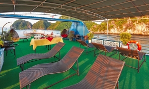 COZY BAY PREMIUM CRUISE — LUXURY DAY TRIP